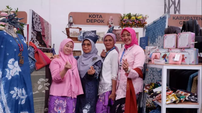 
					Dewan Kerajinan Nasional Daerah (Dekranasda) Kota Depok turut meramaikan event Karya Kreatif Jawa Barat - Pekan Kerajinan Jawa Barat (KKJ-PKJB) di area Gedung Sate, Kota Bandung, 7-9 Juli 2023. (Foto : Diskominfo)