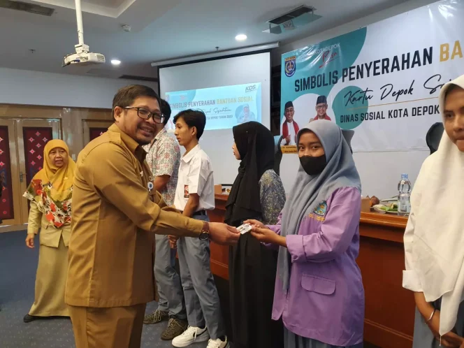 
					Staf Ahli Wali Kota Depok Bidang Politik Hukum dan Pemerintahan, Wijayanto, saat menyerahkan KDS pendidikan di Aula Kantor Bank BJB, Senin (10/07/23). (Foto: Diskominfo).