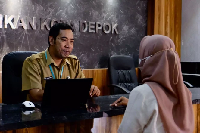 
					Orang tua siswa menggunakan layanan Posko Pengaduan PPDB jenjang SMPN Tahun Ajaran 2023/2024, di Disdik Kota Depok, Senin (03/07/23).