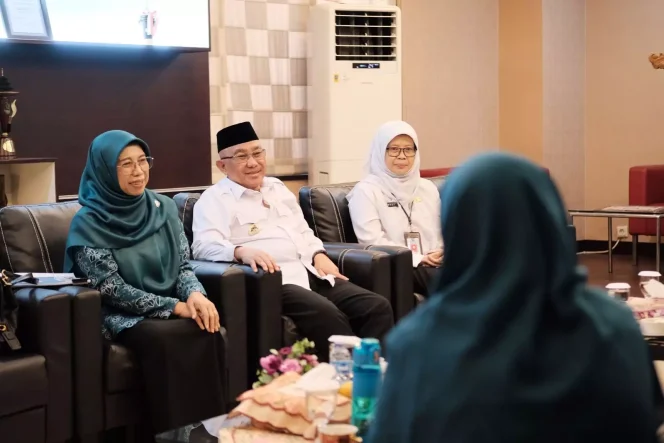 
					Foto: JD 01/Diskominfo Wali Kota Depok, Mohammad Idris didampingi Ketua TP PKK Kota Depok, Elly Farida menyambut kedatangan tim recheking ruang lingkup Gelari Pelangi tingkat Provinsi Jawa Barat, di Balai Kota, Rabu (26/07/23).