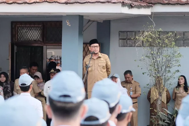
					Wakil Wali Kota Depok, Imam Budi Hartono saat menjadi pembina upacara di SMAN 8 Depok, Kecamatan Cilodong, Senin (24/07/23). (Foto: Diskominfo).