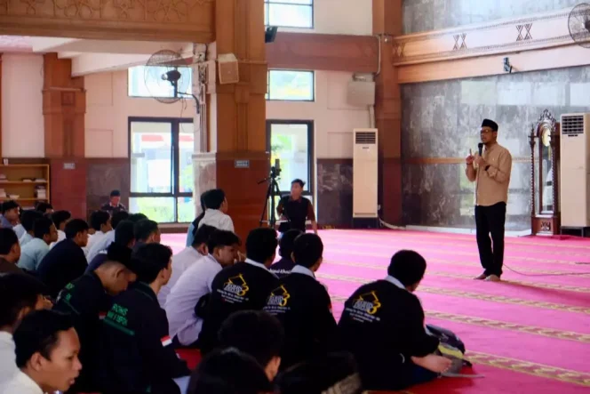 
					Wakil Wali Kota Depok Imam Budi Hartono saat memberikan arahan kepada pelajar rohis se Kota Depok dalam kegiatan Distalk di Masjid Agung Balai Kota Depok, Jumat (28/07/23). Foto by muadz