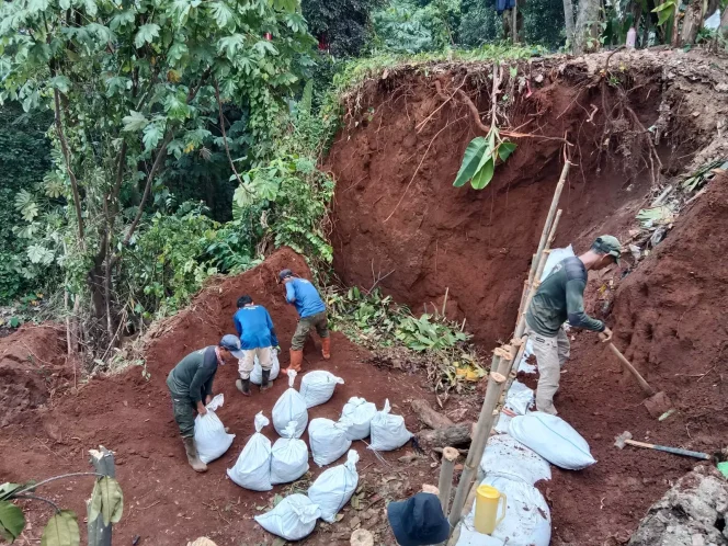 
					Satgas DPUPR Kota Depok diturunkan untuk melakukan penanganan longsor di RT 04 RW 03 Kelurahan/Kecamatan Cipayung, Selasa (04/07/23).
