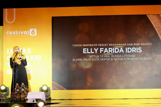 
					Bunda Elly saat menerima penghargaan Tokoh Inspiratif Pegiat Keagamaan dan Budi Pekerti oleh Liputan6 di DOME Senayan Park, Sabtu (08/07/23). Foto: Diskominfo.