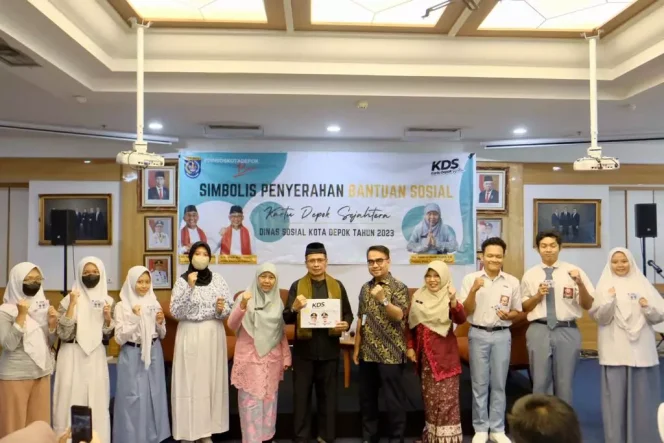 
					Dinsos Kota Depok saat menyerahkan KDS Pendidikan bagi siswa SMA/sederajat di Aula Bank BJB, Lantai 2, Kamis (06/07/23). (Foto: JD 04/Diskominfo).