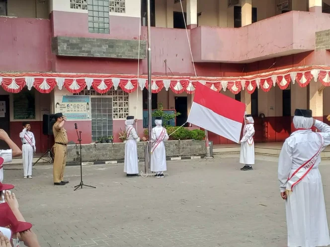 
					Camat Pancoran Mas, Zikri Dwi Darmawan menjadi pembina apel pagi di SDN Depok 01, Kelurahan Depok, Kecamatan Pancoran Mas, Senin (07/08/23). (Foto: Istimewa)