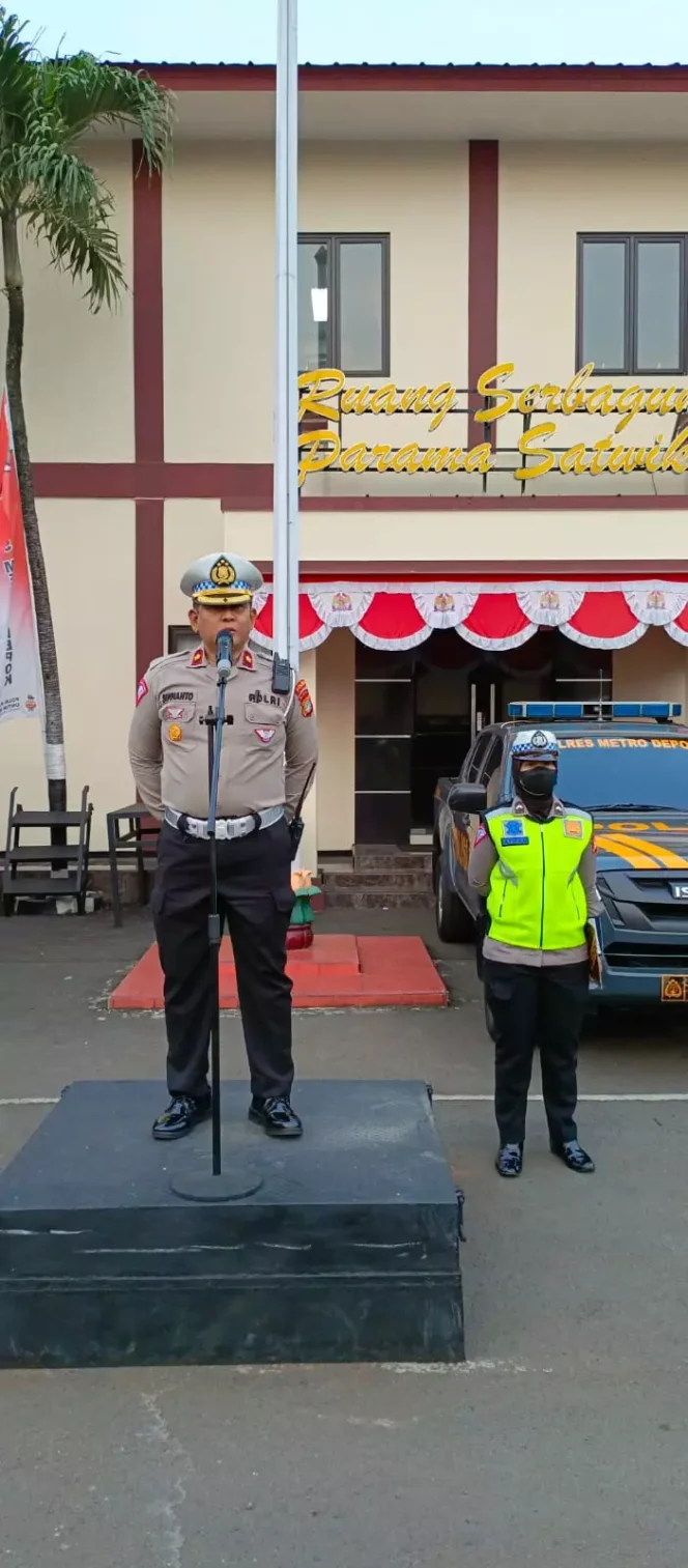 
					Pelaksana Tugas (Plt) Kepala Satuan Lalu Lintas (Kasatlantas) Polisi Resort (Polres) Metro Depok, Kompol Sugianto saat menjadi pembina apel bagi Satuan Kepolisian Lalu Lintas, belum lama ini. (Foto: Satlantas Polres Metro Depok)