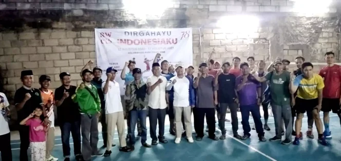 
					Foto: JD 05/Diskominfo Lurah Pancoran Mas, Mohammad Soleh bersama Ketua RW 15 dan peserta lomba bulutangkis, dalam rangka HUT Ke-78 RI, belum lama ini.