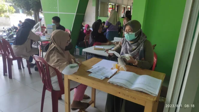 
					Petugas kesehatan UPTD Puskesmas Mampang melakukan pemeriksaan terhadap masyarakat dalam kegiatan skrining TBC di Puskesmas Mampang, Selasa (01/08/23).