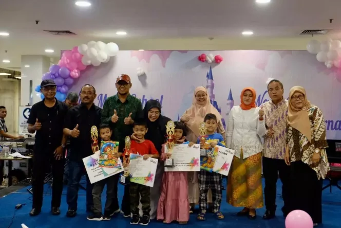 
					Wakil Wali Kota Depok, Imam Budi Hartono (ketiga dari kanan, berdiri) saat menghadiri lomba mewarnai yang diadakan oleh Naza Art di D'Mall, Minggu (30/07/23). (Foto: Diskominfo).