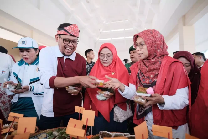 
					Wakil Wali Kota Depok, Imam Budi Hartono bersama Ketua Dekranasda Kota Depok Elly Farida mencicipi kudapan nusantara pada Kopdar Kul-Ind di Alun-alun Kota Depok, Minggu (06/08/23). (Foto : JD01/Diskominfo)