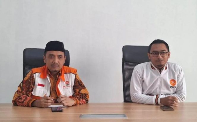 
					Sekum PKS Kota Depok Hermanto Setiawan bersama Bendahara Umum DPD PKS Kota Depok Ade Supriatna.