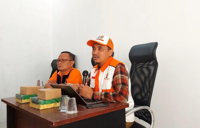 
					Ketua penjaringan DPD PKS Depok Hermanto (memakai topi) bersama Humas DPD PKS Depok Wachid Sholihin