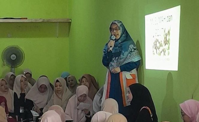 
					Isi Majelis Taklim Ibu dan Remaja, Iin Nur Fatinah Sampaikan Peranan Penting Sebuah Keluarga