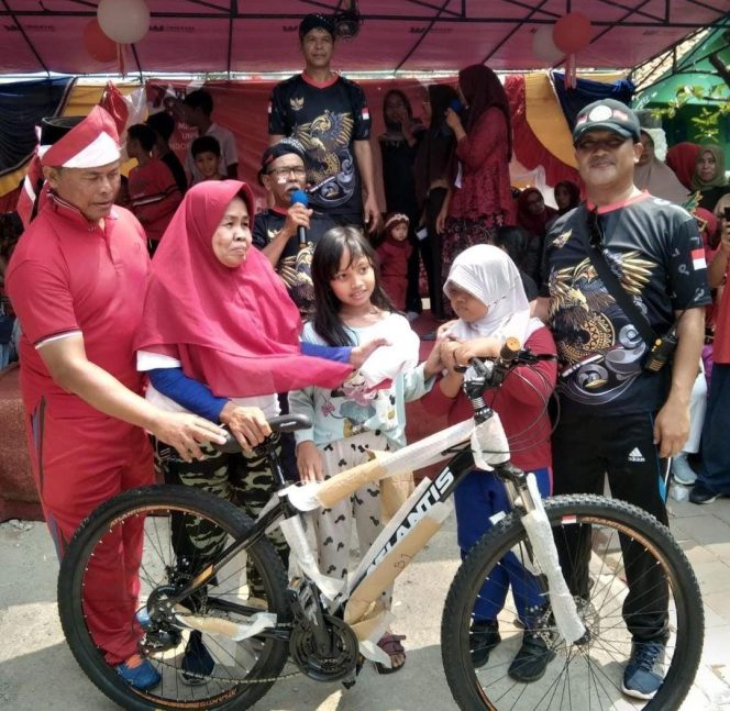 
					Hadiri Jalan Santai RW 004 Cilangkap, Anggota DPRD Depok FPKS Ade Firmansyah Sumbang Hadiah Sepeda
