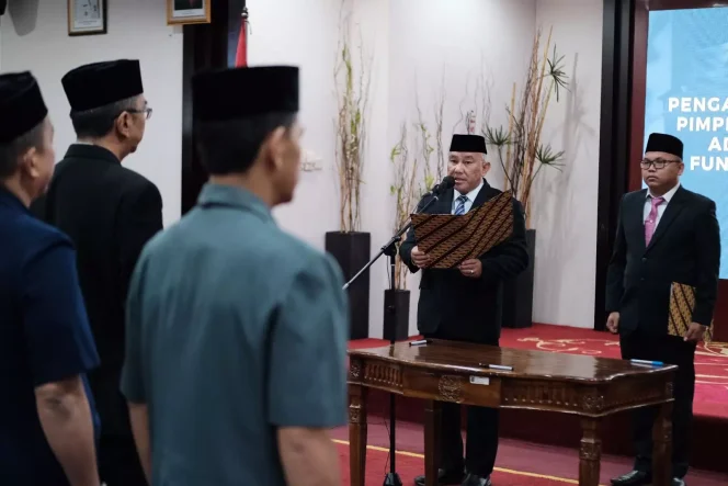 
					Wali Kota Depok, Mohammad Idris saat melakukan rotasi, mutasi, dan promosi jabatan terhadap Aparatur Sipil Negara (ASN) di lingkup Pemkot Depok. Pelantikan diadakan di Balai Kota Depok, Selasa (01/08/23). (Foto: Diskominfo)