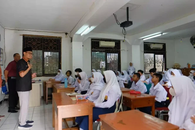 
					Wakil Wali Kota Depok Imam Budi Hartono mengunjungi SMPN 2 Depok, belum lama ini. Foto by muadz