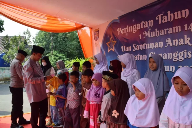 
					Camat Cimanggis, Dody Setiawan memberikan santunan kepada anak yatim di Cimanggis, Kamis (03/08/23). (Foto : Istimewa)