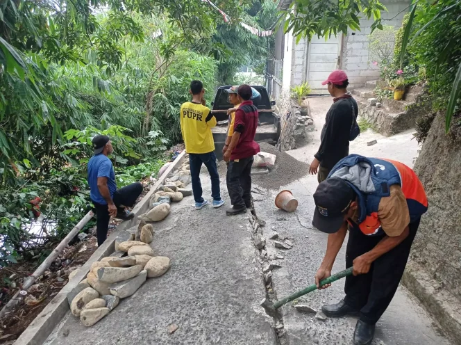 
					Satgas DPUPR Kota Depok melakukan penanganan jalan amblas di Gang Kabel RT 002, RW 019, Kelurahan/Kecamatan Pancoran Mas, Jumat (11/08/23). (Foto: Istimewa)