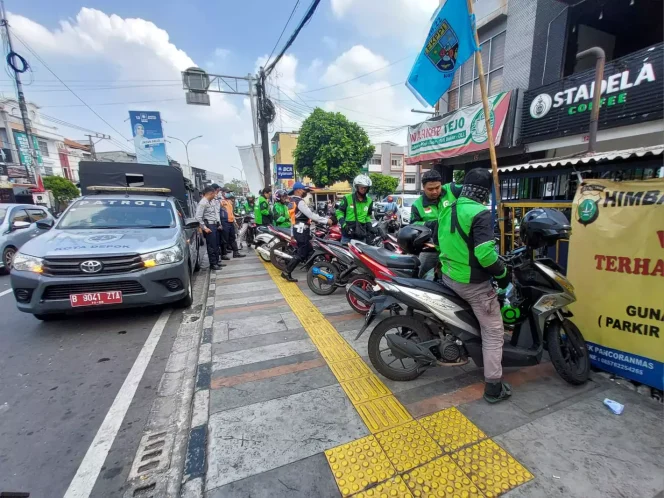 
					Penertiban parkir liar di Jalan Kartini, Rabu (02/08/23). (Foto : Diskominfo)