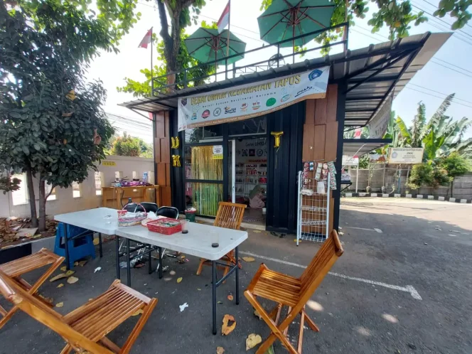 
					Gerai UMKM SINERGIA di halaman Kantor Kecamatan Tapos. (Foto : Diskominfo