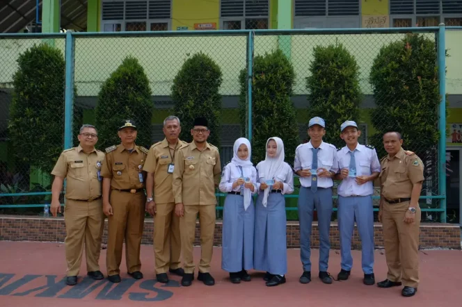 
					Wakil Wali Kota Depok, Imam Budi Hartono bersama siswa SMKN 1 Depok yang sudah menerima KTP, Senin (07/08/23). (Foto : Diskominfo)