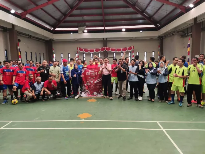 
					Kepala Disdagin Kota Depok, Dudi Mi'raz Imaduddin bersama seluruh peserta Disdagin Cup 2023, di Lapangan UPT Pasar Cisalak. (Foto: Istimewa)