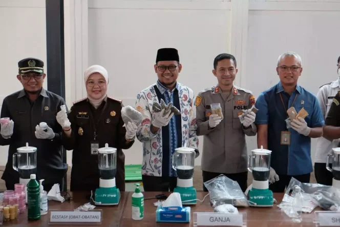 
					Wakil Wali Kota Depok, Imam Budi Hartono (tengah) didampingi Kepala Kejari Kota Depok, Mia Banulita (kedua kiri), Wakapolres Metro Depok, AKBP Eko Wahyu (kedua kanan) dan sejumlah perwakilan dari instansi vertikal lainnya saat memusnahkan barang bukti perkara tindak pidana di Halaman Gedung Galeri Aset Kejari Kota Depok, Pancoran Mas, Rabu (09/08/23). (Foto: JD 04/Diskominfo).