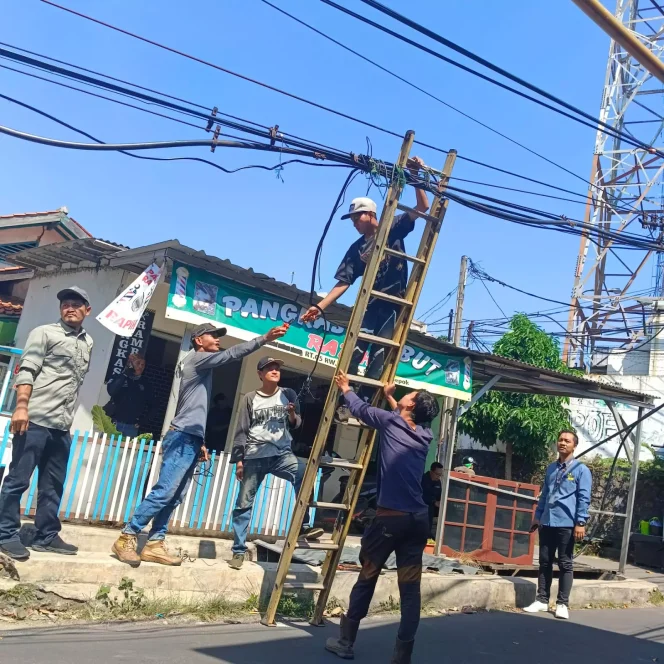 
					DPUPR Kota Depok melakukan pemutusan kabel yang menjuntai di Jalan Sempu Kelurahan/Kecamatan Beji, Selasa (01/08/23).