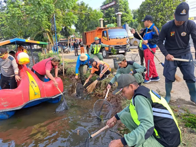 
					Aparatur Kelurahan Kalibaru bersama stakeholder terkait saat melakukan aksi bersih-bersih Situ Cilodong, Minggu (06/08/23). (Foto : Istimewa)