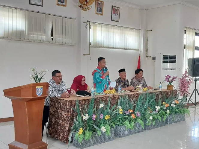 
					Sekda Depok, Supian Suri dan Camat Tapos, Abdul Mutolib sosialisasi pendampingan dana kelurahan di aula Kecamatan Tapos, Jumat (05/08/23). (Foto : Diskominfo)