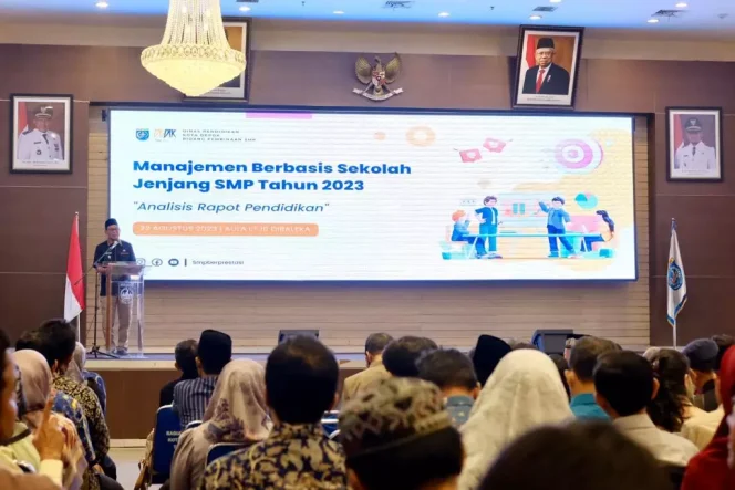 
					Wakil Wali Kota Depok Imam Budi Hartono memberikan sambutan dalam kegiatan Pengembangan Karier Pendidik dan Tenaga Kependidikan, di Aula Serbaguna Lantai 10, Gedung dibaleka 2, Selasa (22/08/23).