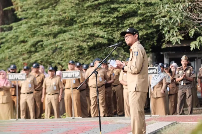 
					Wakil Wali Kota Depok, Imam Budi Hartono saat menjadi pembina apel pagi di Lapangan Balai Kota, Senin (21/08/23). (Foto: JD 01/Diskominfo).