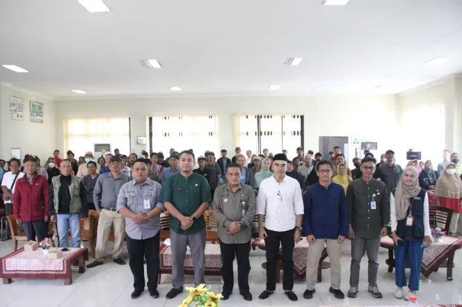 
					Foto: JD 05/Diskominfo Camat Cipayung, Hasan Nurdin bersama perwakilan Disrumkim Kota Depok menggelar sosialisasi perbaikan RTLH di Aula Kantor Kecamatan Cipayung, Selasa (01/08/23)