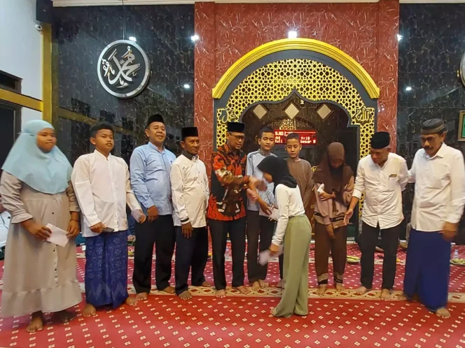 
					Wakil Wali Kota Depok, Imam Budi Hartono memberikan santunan kepada anak yatim di Masjid Baitussalam, Kelurahan Sukamaju Baru, Sabtu (29/07/23). (Foto : Diskominfo)