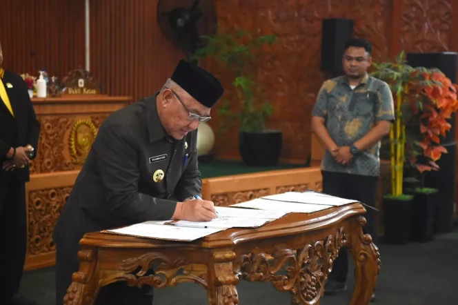 
					Wali Kota Depok, Mohammad Idris menandatangani lembar persetujuan Kebijakan Umum Anggaran dan Prioritas Plafon Anggaran Sementara (KUA-PPAS) Tahun Anggaran (TA) 2024 di ruang sidang paripurna pada Jumat (25/08/23). (Foto : Istimewa)