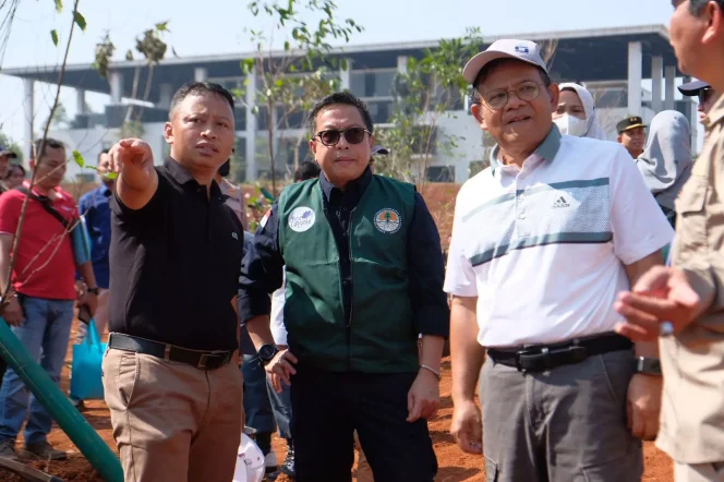 
					Sekretaris Daerah Kota Depok, Supian Suri mendampingi Direktur Jenderal Penegakan Hukum KLHK (Dirjen Gakkum KLHK), Rasio Ridho Sani dan Rektor UIII, Komaruddin Hidayat setelah melakukan penanaman pohon di area hijau UIII, Selasa (12/09/23). (Foto : Diskominfo)