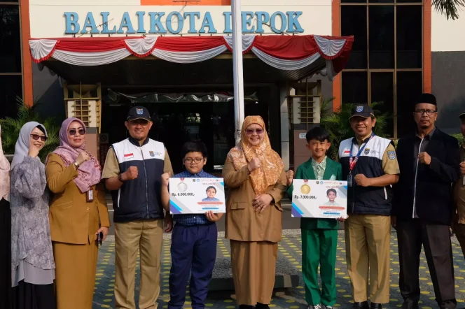 
					Kepala Disdik Kota Depok Siti Cherijah Aurijah foto bersama siswa peraih medali OSN di Halaman Balai Kota Depok, Senin (11/09/23).