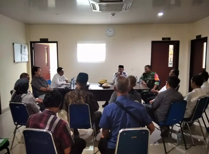 
					Lurah Pancoran Mas, M. Soleh melakukan komunikasi dan koordinasi bersama pemangku kepentingan menjelang pelaksanaan pembangunan fisik dana kelurahan, belum lama ini. (Foto: dok.Kelurahan Pancoran Mas)