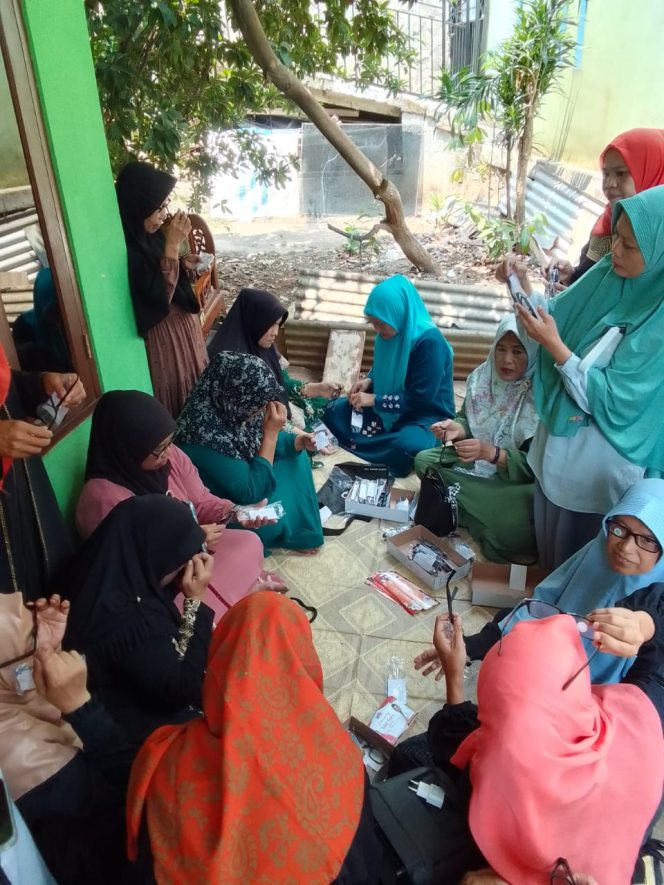 
					Calon Anggota DPRD Depok Hermanto Bagikan Kacamata Gratis Kepada Anggota Pengajian di RW.03 Pondok Jaya