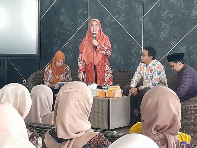 
					Terima Audiensi Penggerak Senam Tera se-Kecamatan Tapos, Iin Nur Fatinah : Masukan Dalam Pembahasan ke Depan