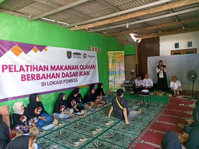 
					Staff Ahli Wali Kota Depok Bidang Sumber Daya Manusia (SDM) dan Kemasyarakatan, Diah Sadiah saat membuka pelatihan makanan olahan berbahan dasar ikan di lokasi Program Peningkatan Peranan Wanita menuju Keluarga Sehat Sejahtera (P2WKSS) RW 04 Kelurahan Duren Seribu, Kecamatan Bojongsari, Rabu (13/09/23). (Foto : Diskominfo)