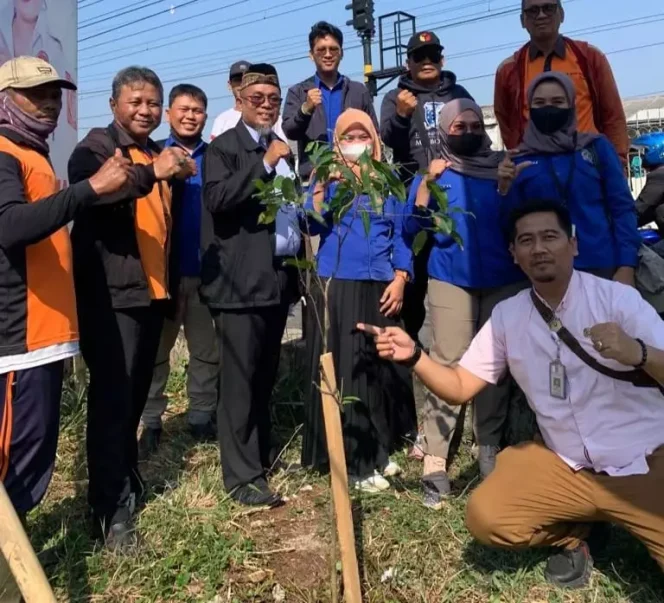 
					Aparatur Kelurahan Ratujaya dan DLHK Kota Depok melakukan penanaman pohon di tepi Jalan Raya Citayam, Gang Gandaria III, Selasa (12/09/23). (Foto: Dokumen Kelurahan Ratujaya)