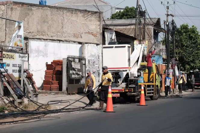 
					Satgas DPUPR melakukan penataan kabel udara di Jalan Tole Iskandar, Kelurahan Sukamaju Kecamatan Cilodong, Selasa (26/09/23). Foto by bima