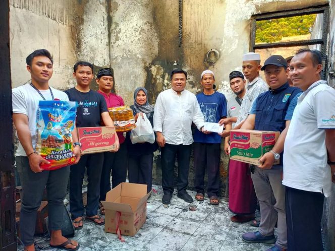 
					Aleg PKS Depok Khairulloh Ahyari Beri Bantuan Korban Kebakaran di Kampung Perigi Bedahan