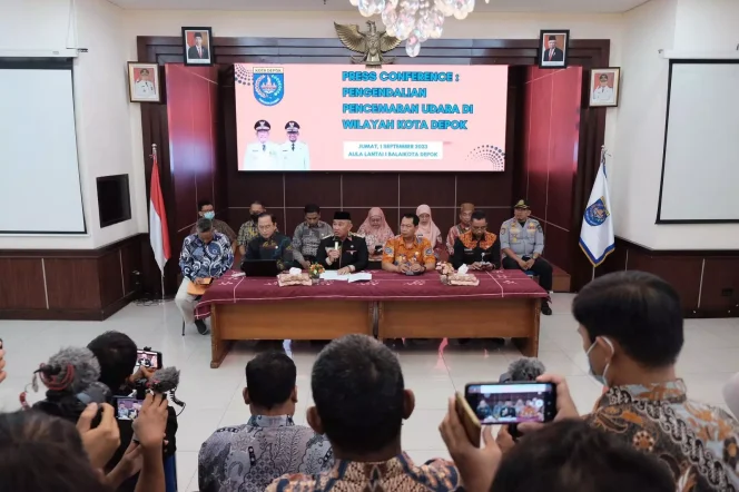 
					Wali Kota Depok, Mohammad Idris bersama jajaran saat melakukan konferensi pers terkait pengendalian pencemaran udara di Aula Teratai, lantai 1, Balai Kota Depok, Jumat (01/09/23). (Foto: Diskominfo).