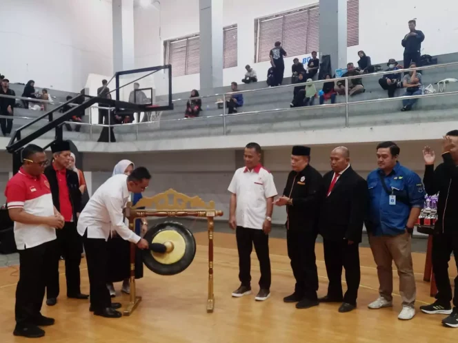 
					Asisten Pemerintahan Kesejahteraan Rakyat (Aspemkesra) Kota Depok, Gandara Budiana saat membuka kegiatan PONTREN Tahun 2023 di GOR Kota Depok, Rabu (06/09). (Foto: Dokumentasi Disporyata).