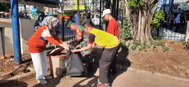 
					Aksi aparatur Kecamatan Sukmajaya bersama tiga pilar saat membersihkan lingkungan Kantor Kecamatan Sukmajaya, Jumat (22/09/23). (Foto: Dokumentasi Kecamatan Sukmajaya).