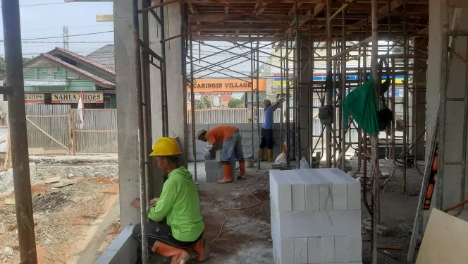 
					Proses pekerjaan kantor kelurahan Rangkapan Jaya. (Foto dok. Disrumkim)