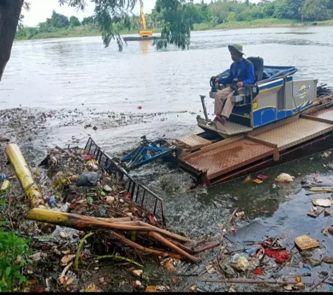 
					Satgas DPUPR Kota Depok melakukan normalisasi Situ Pengarengan, Kelurahan Cisalak, beberapa waktu lalu. (Foto: dok. DPUPR Kota Depok).